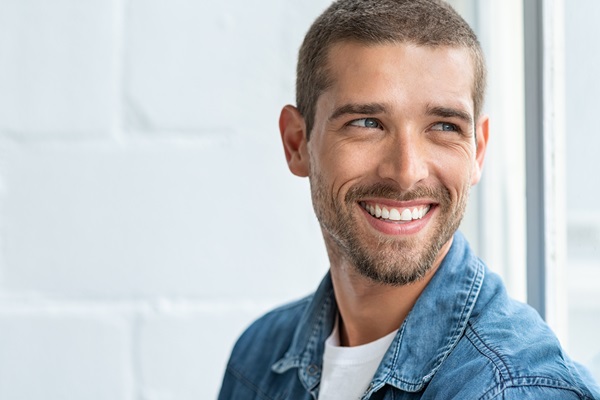 How A Cosmetic Dentist Can Restore Teeth With A Dental Crown